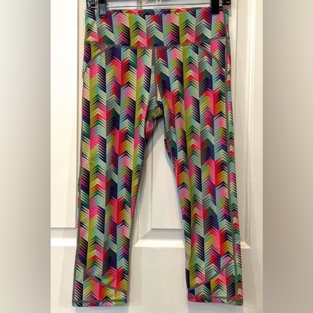 Fabletics Lima Pink Purple Green Chevron SZ S Athletic Activewear Capri Leggings